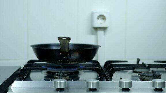 黑锅在煤气炉上烹饪用的厨房用具在家烤食物家乡菜