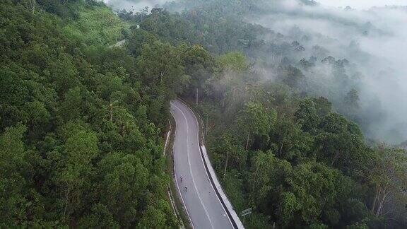 在乌鲁兰加农村地区骑自行车公路旅行与2名女运动员在早上无人机的观点