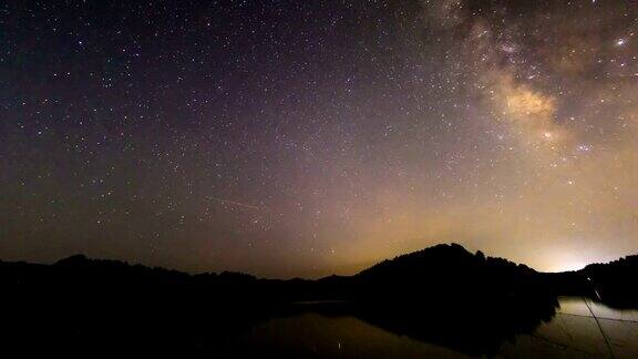 银河在夜空4K时间推移视频