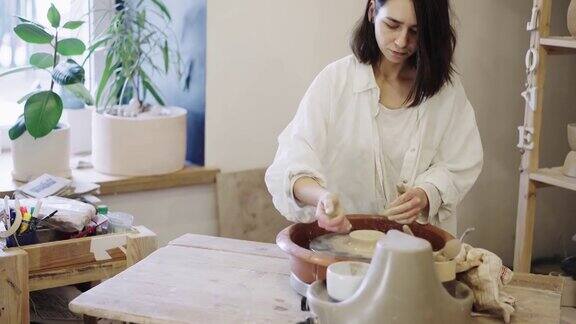 女陶艺家在她的工作室里制作陶轮