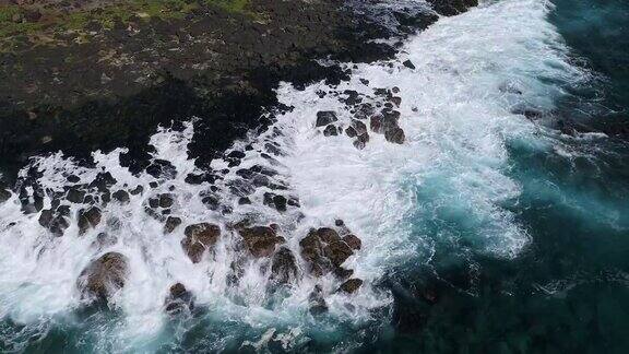 空中波浪冲刷着岩石