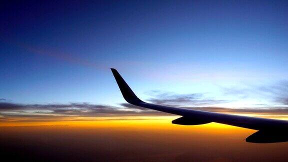 在早晨美丽的天空中飞行的飞机用机翼飞行
