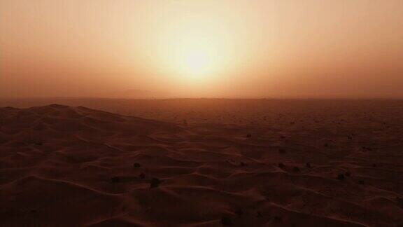 日落时沙漠中的沙丘迪拜阿联酋区域视图