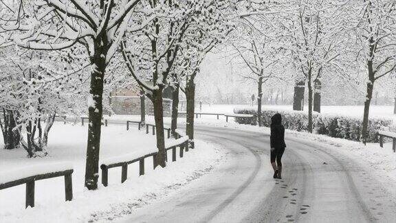 女人在暴风雪中行走
