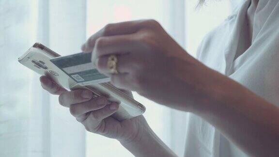 在家里用信用卡在网上购物的女人