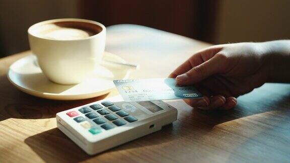 在咖啡店使用NFC技术用智能手机付款