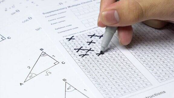 亚洲学生在数学科目中手工做随机猜答案填方箱考试