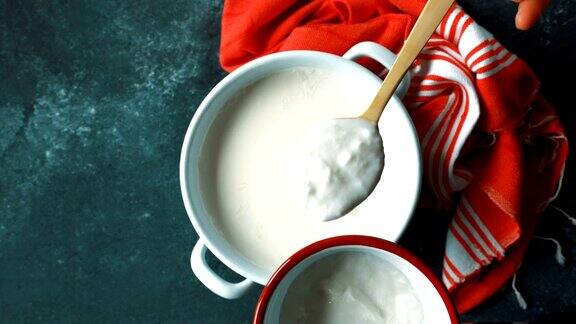 在家制作酸奶舀酸奶