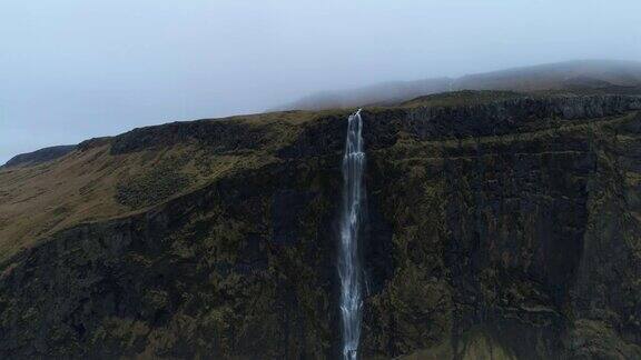 冰岛的冬季瀑布