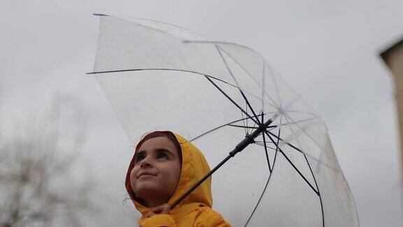 孩子们在下雨时玩耍