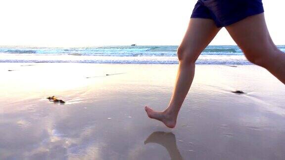 超级慢镜头女人在沙滩上跑步