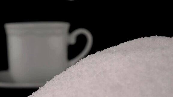 一勺白糖加到一杯黑咖啡里