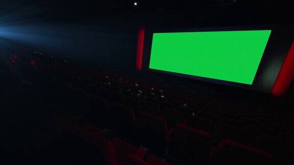 4K-人们在电影院看电影绿色的屏幕色度键