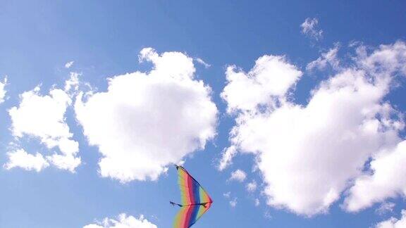 五颜六色的风筝映衬着云的背景