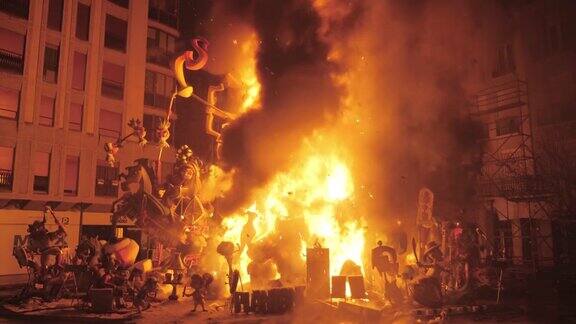 在街上燃烧法拉在巴伦西亚法拉斯的最后一晚