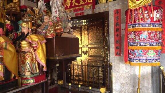 参观普吉岛的中国神社高清慢镜头