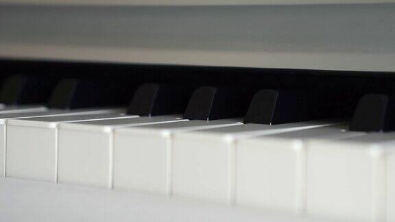 白色钢琴封面打开关闭钢琴键