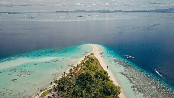 马来西亚婆罗洲沙巴州附近热带岛屿的无人机镜头