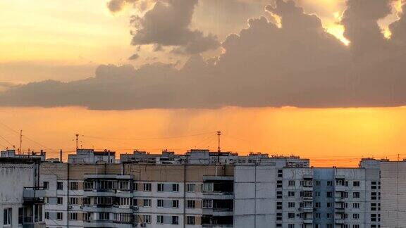城市日落时天空和云彩的时间间隔