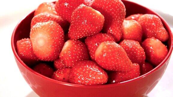 红色杯子里的草莓