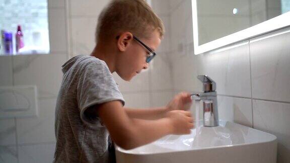 这个小男孩正在家里刷牙