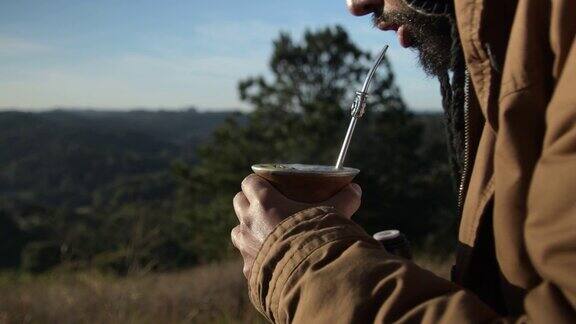 一个男人在冬天的傍晚喝酒