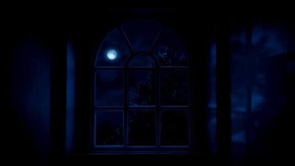 月光透过窗户投射在墙上
