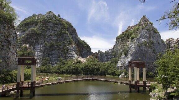 KhaoNgu石头公园是位于泰国Ratchaburi的一系列石灰岩小山;平移运动