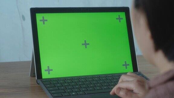 使用带有绿色屏幕的笔记本电脑