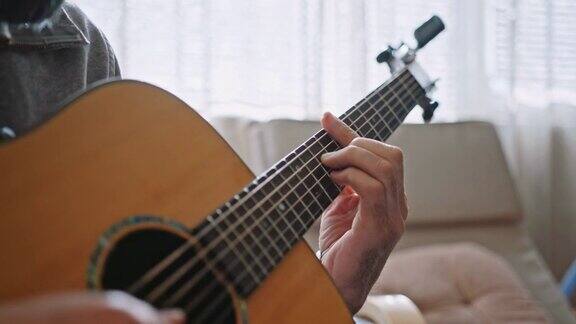 手弹吉他特写新冠疫情期间吉他手在家重复演奏