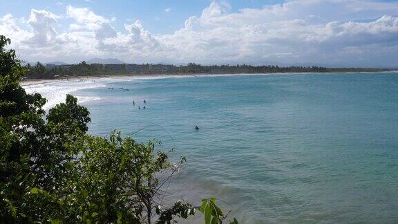 澳门海滩蓝绿色的海水和悬崖多米尼加共和国