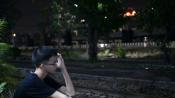 男孩在等火车