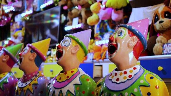 在当地集市的杂耍巷子里大笑的小丑