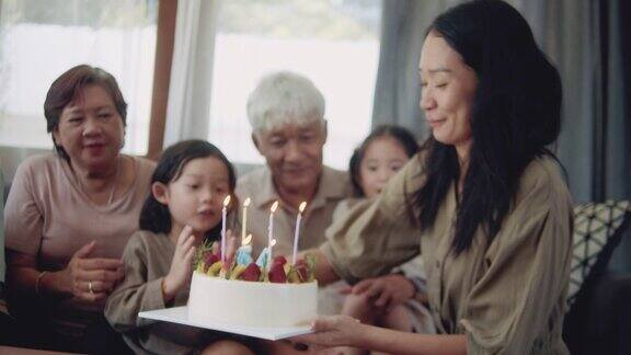 家人在家里一起庆祝生日