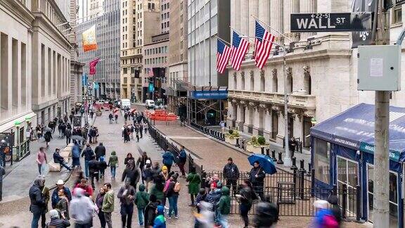 时光流逝:游客、商人和工人拥挤在美国纽约华尔街证券交易所大楼