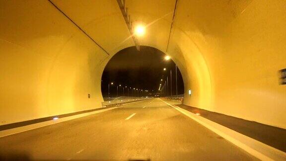 夜晚在空旷的高速公路上穿过隧道