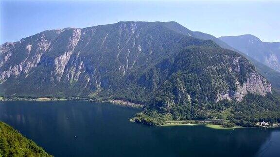 摇摄:哈尔斯塔特村庄和湖泊的鸟瞰图奥地利