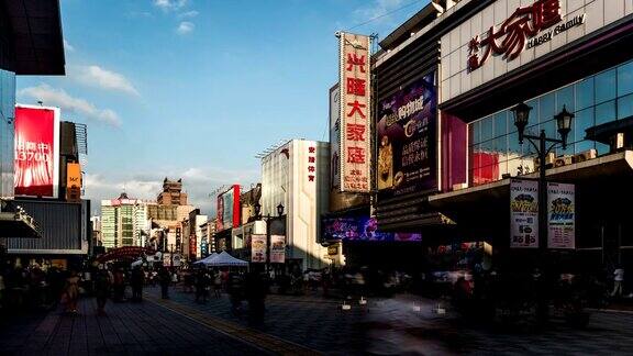 中国沈阳-2014年8月1日顾客在中国沈阳中街步行街漫步