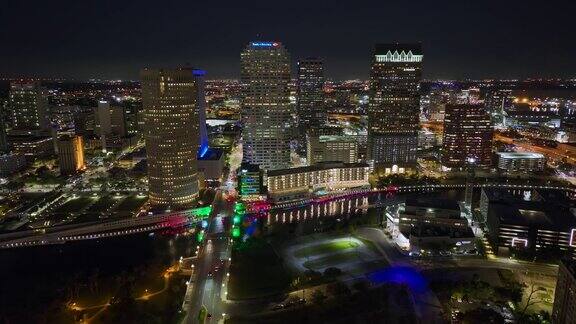 美国佛罗里达州坦帕市市区鸟瞰图现代美国市中心灯火通明的高层摩天大楼和繁忙的交通