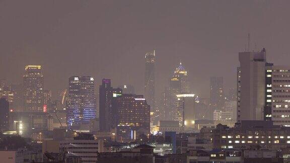 延时拍摄曼谷PM2.5粉尘污染下的夜间建筑;放大运动