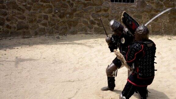 展示骑士与剑和盾牌的战斗