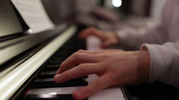 十几岁的男孩在家练习钢琴