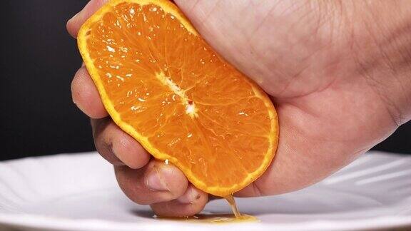 用手挤橘子汁