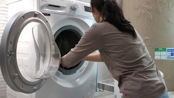 亚洲女人在家里洗衣服