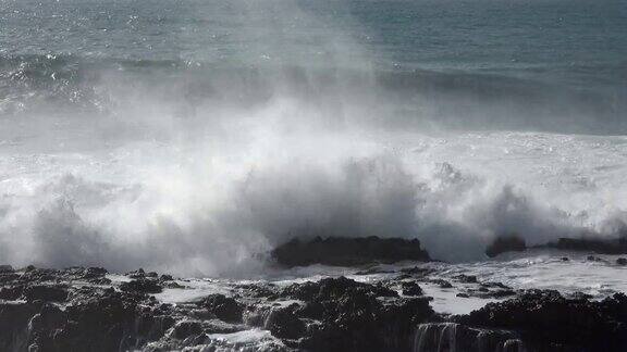 火山海滩上的大浪汹涌的巨浪冲浪者的天堂富尔特文图拉4K
