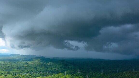 Hyperlapse视频4K鸟瞰图夏季雷雨和黑云移动在晚些时候的山湄莫南邦泰国