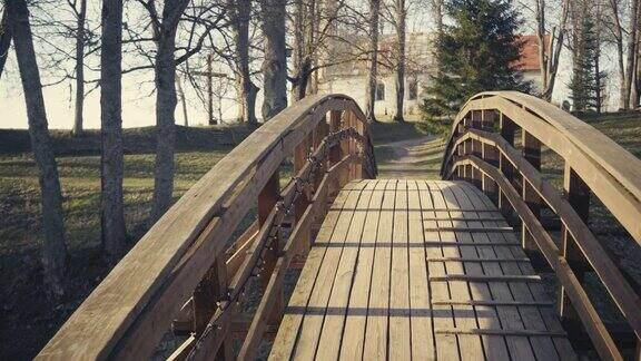 在早春穿过一座木桥