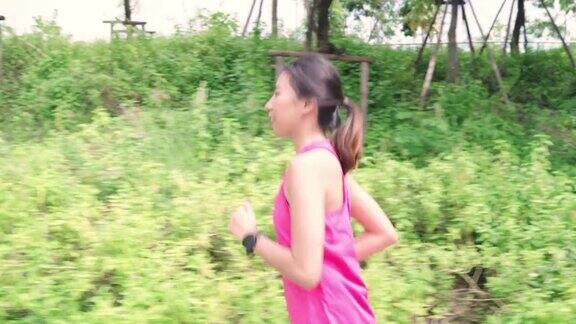 健康美丽年轻的亚洲女跑步者在运动服装在城市公园的街道上跑步和慢跑生活方式健康和积极的女性锻炼在城市