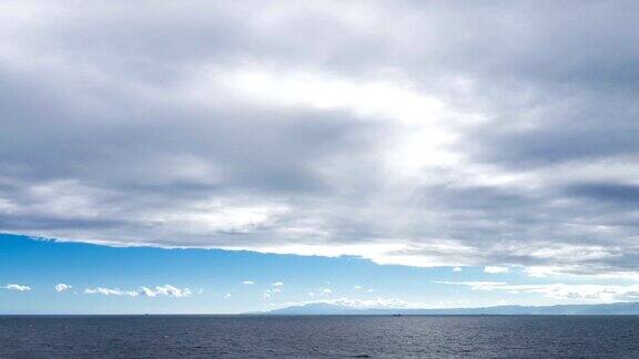 蓝天白云下的大海
