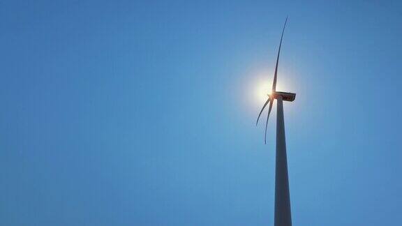 蓝天和阳光下的电动风车风力涡轮机可再生能源